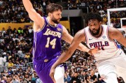 东契奇受伤！湖人大逆转，詹姆斯8失误破NBA纪录，里夫斯35分救主